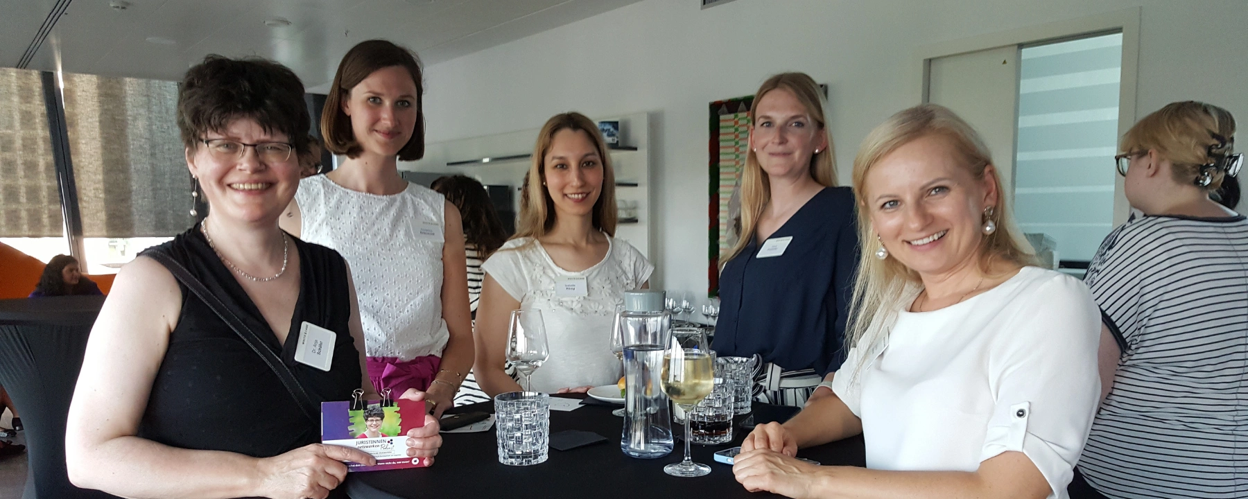 5 Selbstmarketing-Strategien für Juristinnen, um sich beim Networking gekonnt in Szene zu setzen