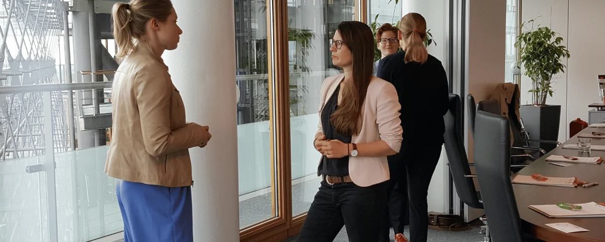 JMK 242: Praxis statt Theorie - Bianca Strobel über das Speakerinnentraining für Juristinnen