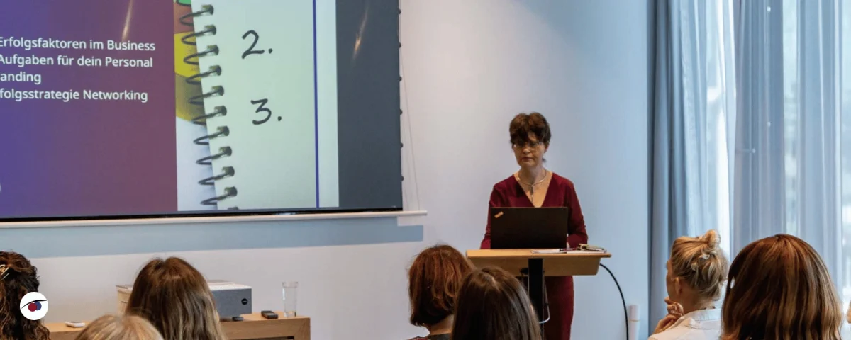 JMK 249 - Selbstbewusst sichtbar statt Zurückhaltung: Die 3 häufigsten Denkfehler im Selbstmarketing – und wie du sie vermeidest